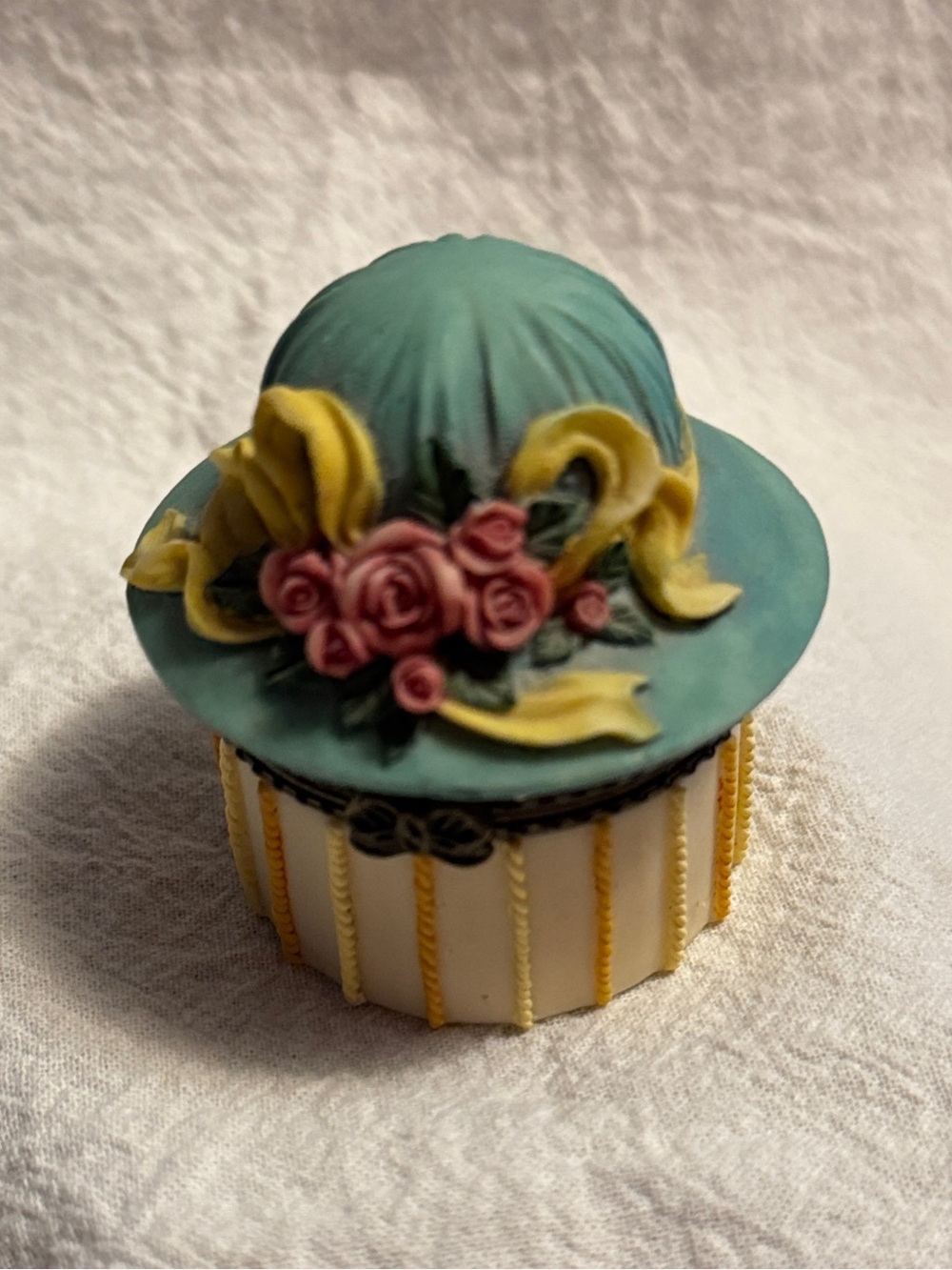 Vintage-Style Bonnet Round Trinket Box for Women Accessories